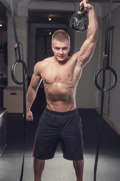 Man doing ring workouts — Stock Photo, Image