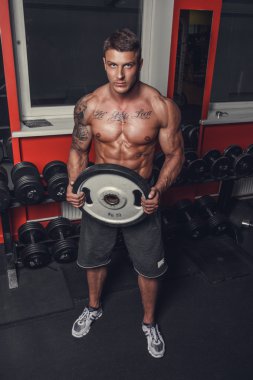 bir spor kulübünde egzersiz yapan erkek