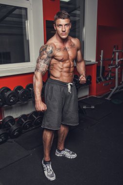 bir spor kulübünde egzersiz yapan erkek