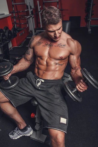 Man doing biceps workout — Stock Photo, Image