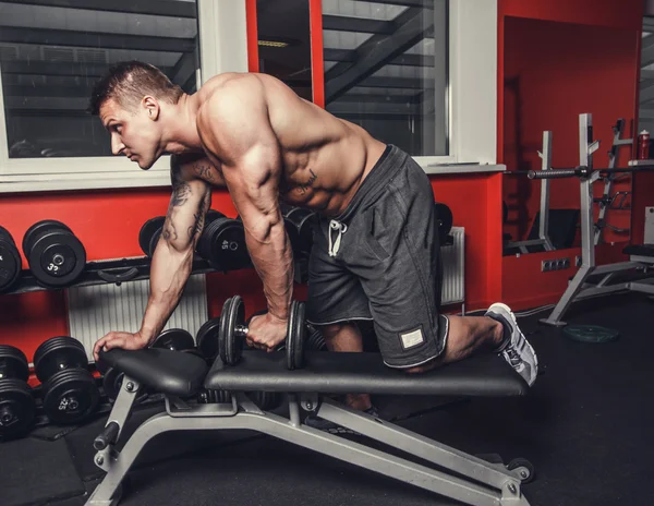 Homme faisant des séances d'entraînement dans un club de gym — Photo