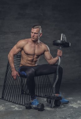 Karın adam gri arka plan üzerinde