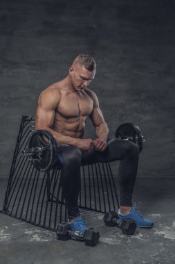 Karın adam gri arka plan üzerinde