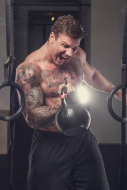 vücut geliştirmeci kaldırma ağırlık tutan