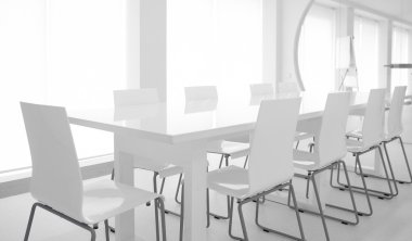 Beyaz sandalye ve cam masa