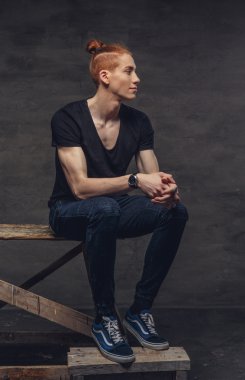 adam bir kot pantolon ve siyah t-shirt