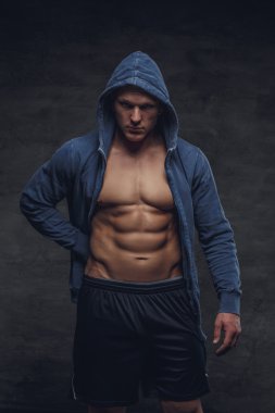 mavi kapüşonlu adam