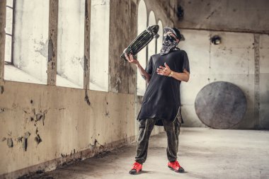 kaykay ile maskeli adam