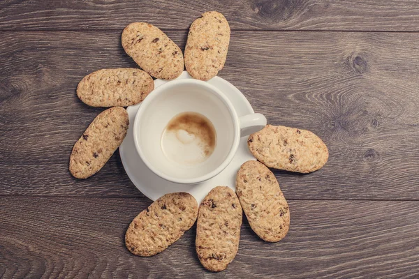 Bread and empy coffee cup. — Stock Photo, Image