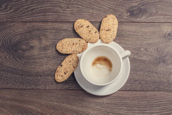 Bread and empy coffee cup. — Stock Photo, Image