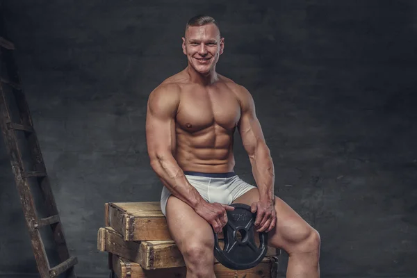 Sexy muscular cara no um branco calcinha — Fotografia de Stock