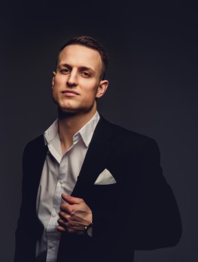 siyah ceketli yakışıklı adamı