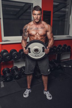 bir spor kulübünde egzersiz yapan erkek