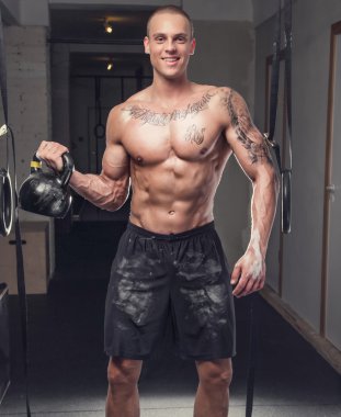 vücut geliştirmeci kaldırma ağırlık tutan