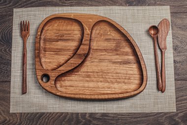 Nesnelerle ahşap plaka