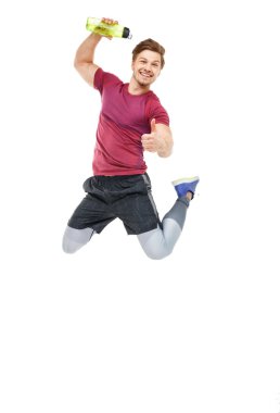 Gülümseyen sportif adam olarak bir atlama