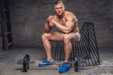 Karın adam gri arka plan üzerinde