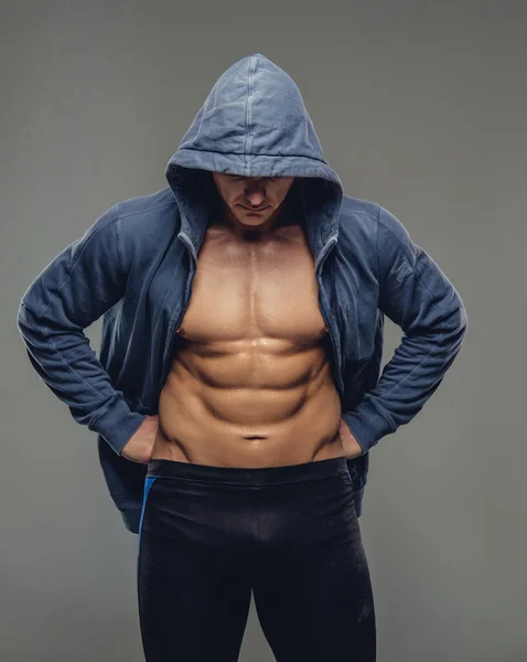 Homme dans un sweat à capuche bleu — Photo