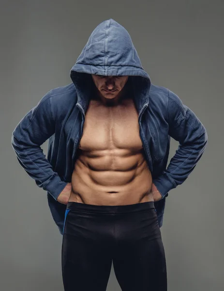 Homme dans un sweat à capuche bleu — Photo