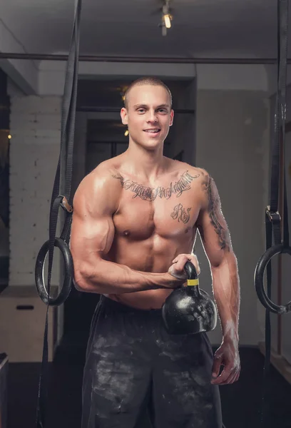 Bodybuilder holds lifting weight — Stock Photo, Image