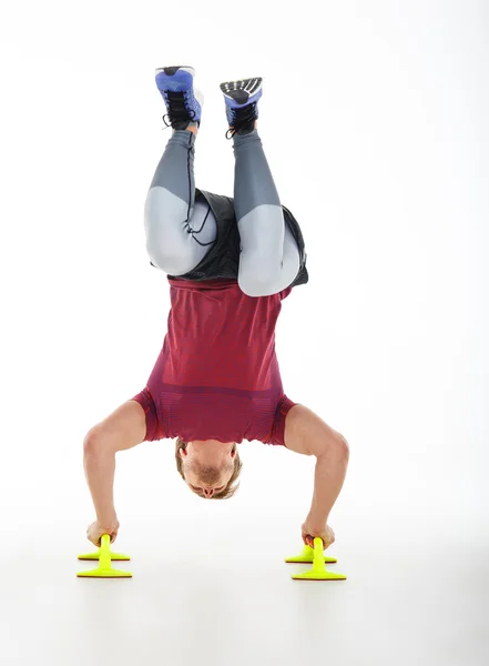 Sportieve man hoofd ondersteboven — Stockfoto