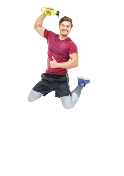 Lachende sportieve man in een sprong — Stockfoto