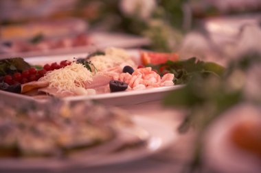 Tablo ile yemek aperatifler servis.