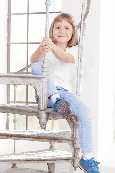 Roztomilá holčička v modré džíny — Stock fotografie