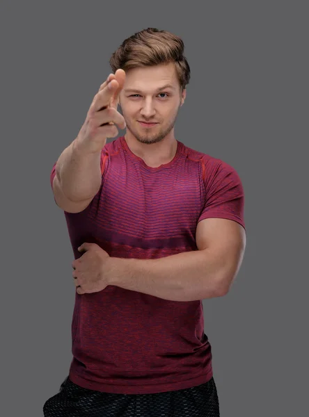 Aantrekkelijke fit man in een rood t-shirt — Stockfoto