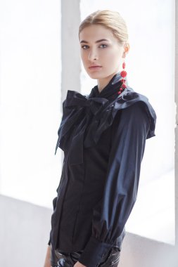 Siyah elbiseli sarışın kadın