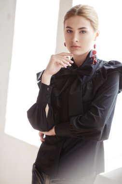 Siyah elbiseli sarışın kadın