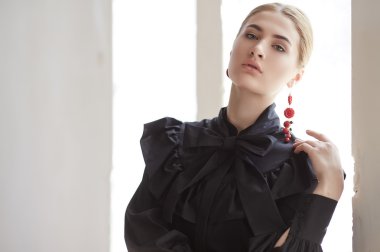 Siyah elbiseli sarışın kadın