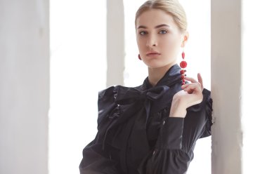 Siyah elbiseli sarışın kadın