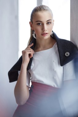 Beyaz bir bluz modern genç kadın.