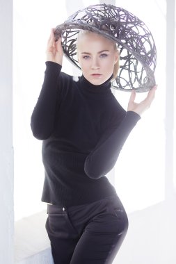 Siyah elbiseli sarışın kadın