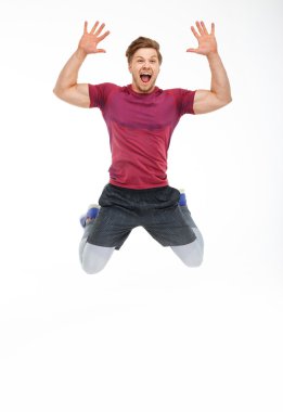 Gülümseyen sportif adam olarak bir atlama