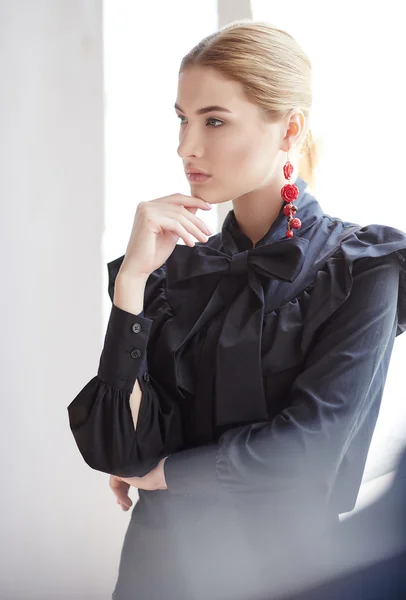 Mujer rubia en un vestido negro — Foto de Stock