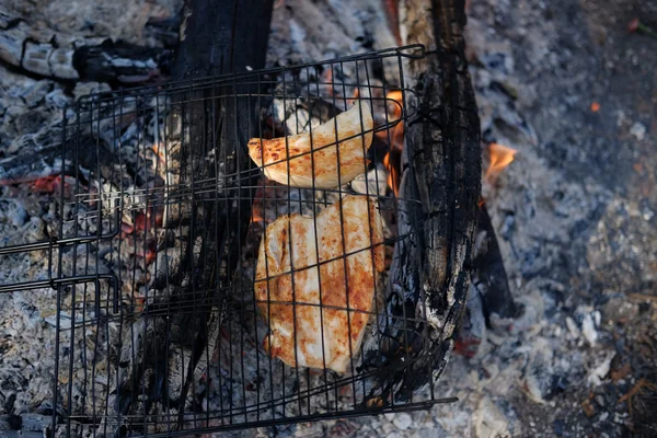 Cocinar carne en llamas — Foto de Stock