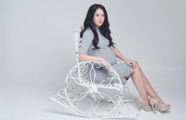 Tekerlekli sandalye üzerinde hamile kadın