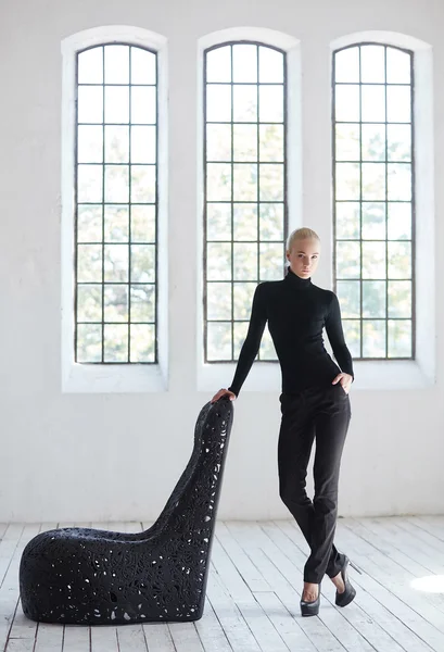 Mujer en un traje negro — Foto de Stock