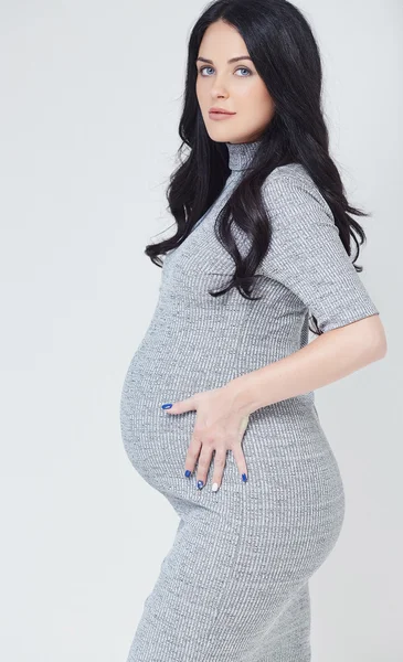 グレーのドレスに妊娠中のブルネットの女性 — ストック写真