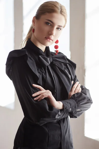Blonde vrouw in een zwarte jurk — Stockfoto