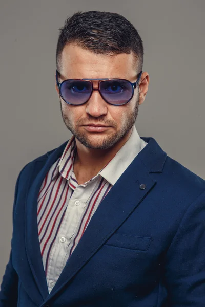 Hombre con gafas de sol y traje azul — Foto de Stock