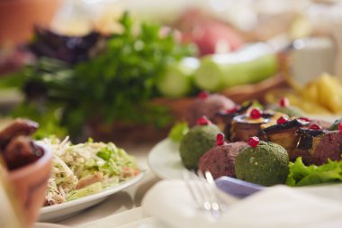 Tablo ile yemek aperatifler servis.