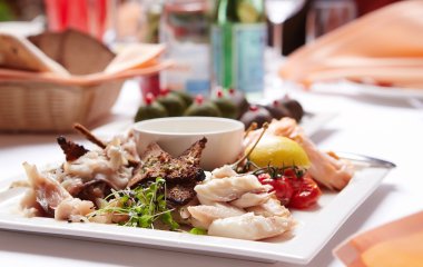 Tablo ile yemek aperatifler servis.