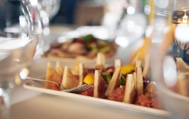 Tablo ile yemek aperatifler servis.