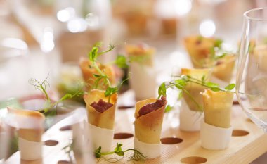 Tablo ile yemek aperatifler servis.