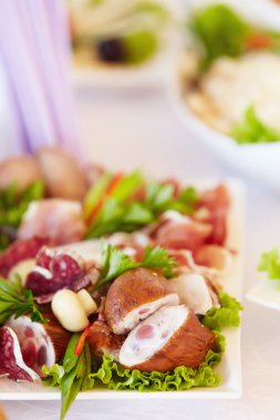 Tablo ile yemek aperatifler servis.