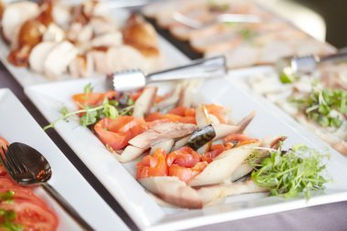 Tablo ile yemek aperatifler servis.