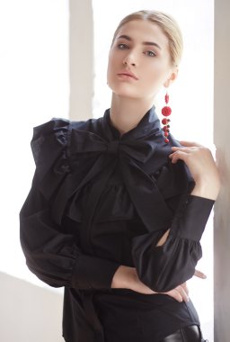 Siyah elbiseli sarışın kadın